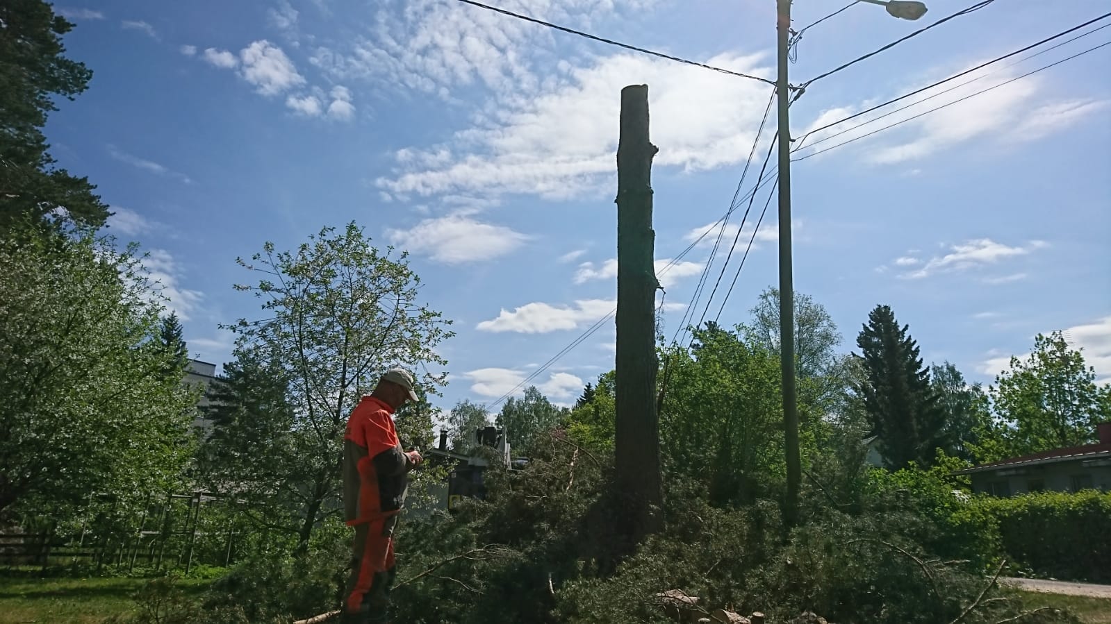 Ystavallinen palvelutiimi ulkona